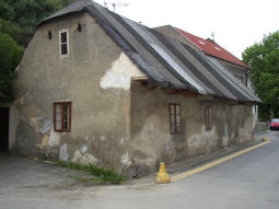 Dle Dušana nejstarší dům na P8, nelze opravit, nechá se spadnout