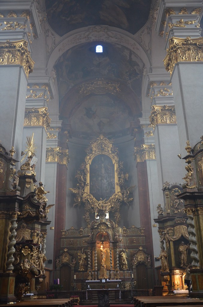 Kostel sv.Jiljí s dýmem od filmařů   