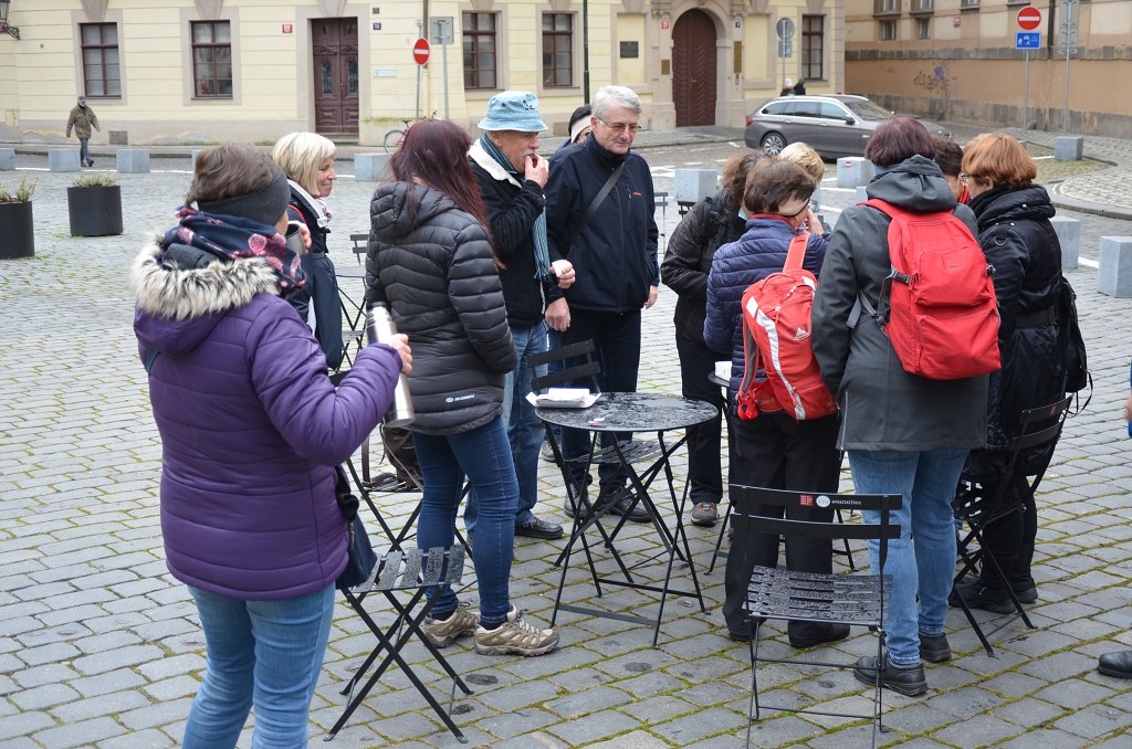 Shromáždění u městké knihovny   