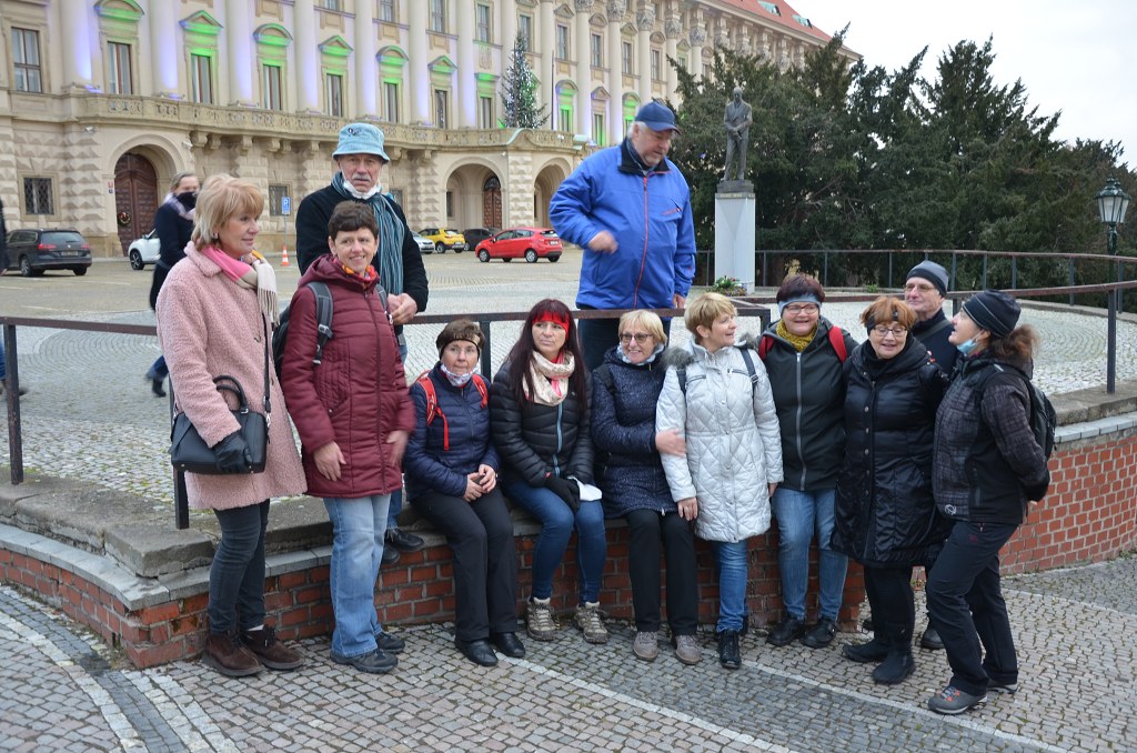 A tady, u Ministerstva zahranicí to Karel zapíchnul   