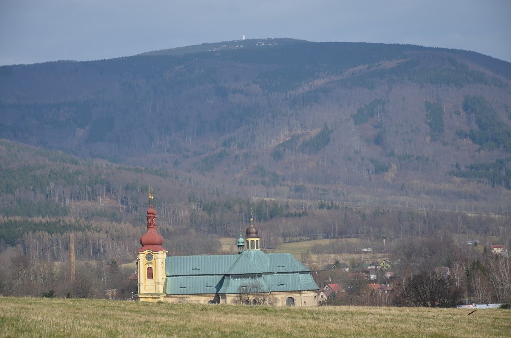 Chrám v Hejnicích vystupuje z louky