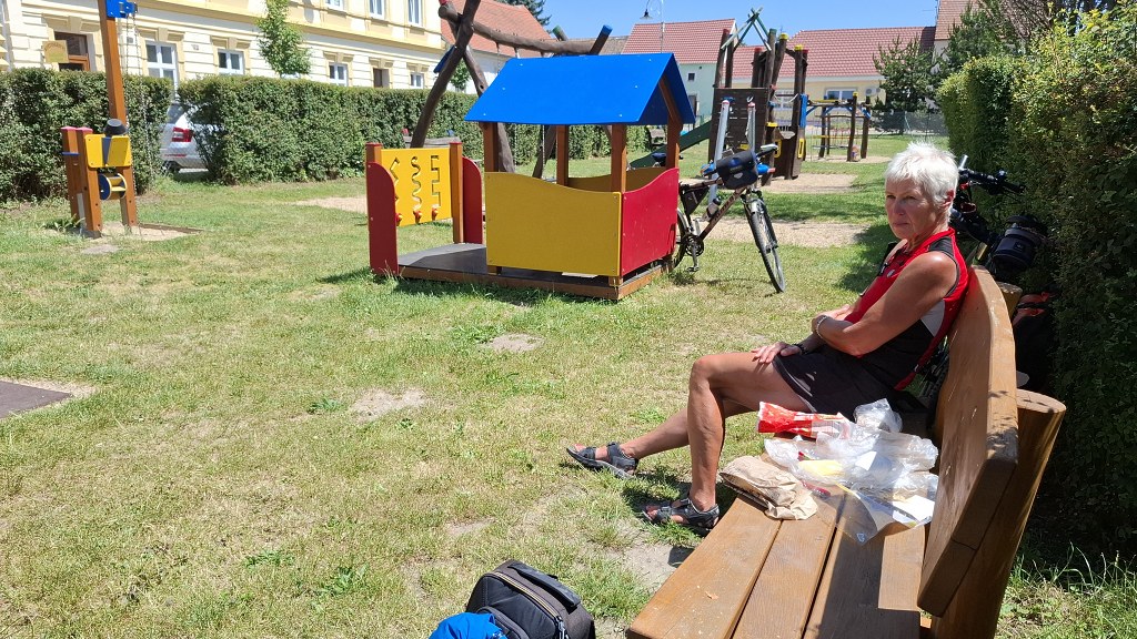 oběd na dětském hřišti