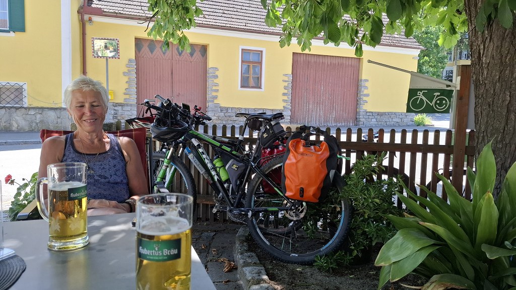 Rakouské pivo se spokojenou Hanou