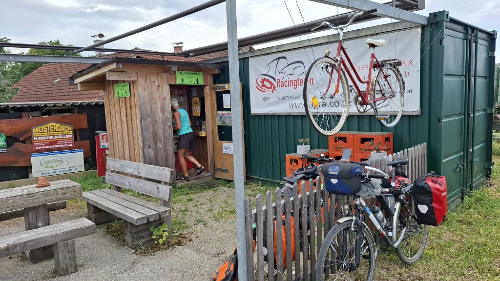 Samoobsluha potravinová a opravna kol také samooblužná